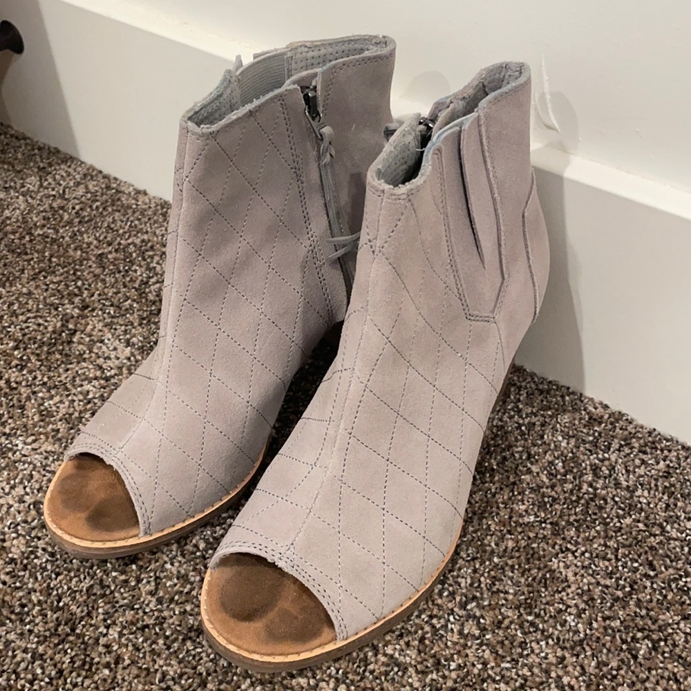 Womens TOMS sandals size 7 light gray
